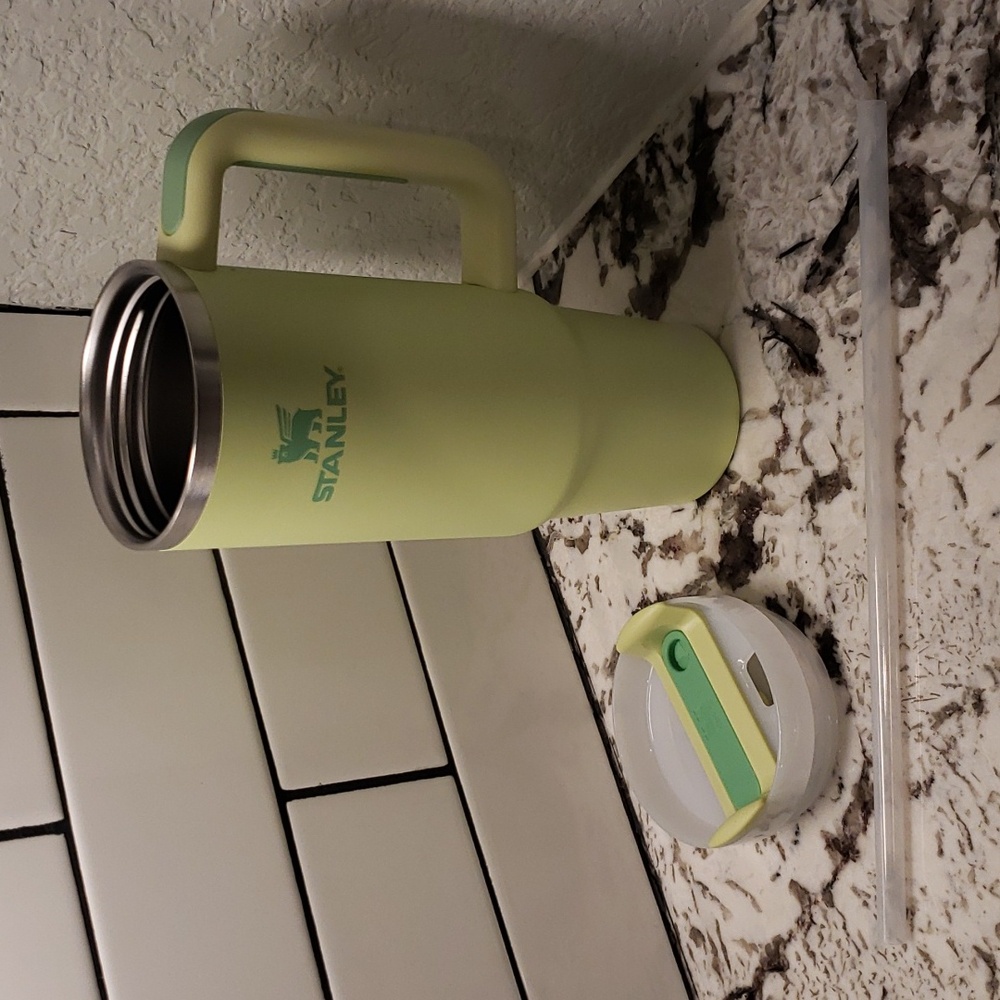 Stanley The Flowstate 30oz Quencher H2.0 Tumbler in Citron - Picture 8 of 8